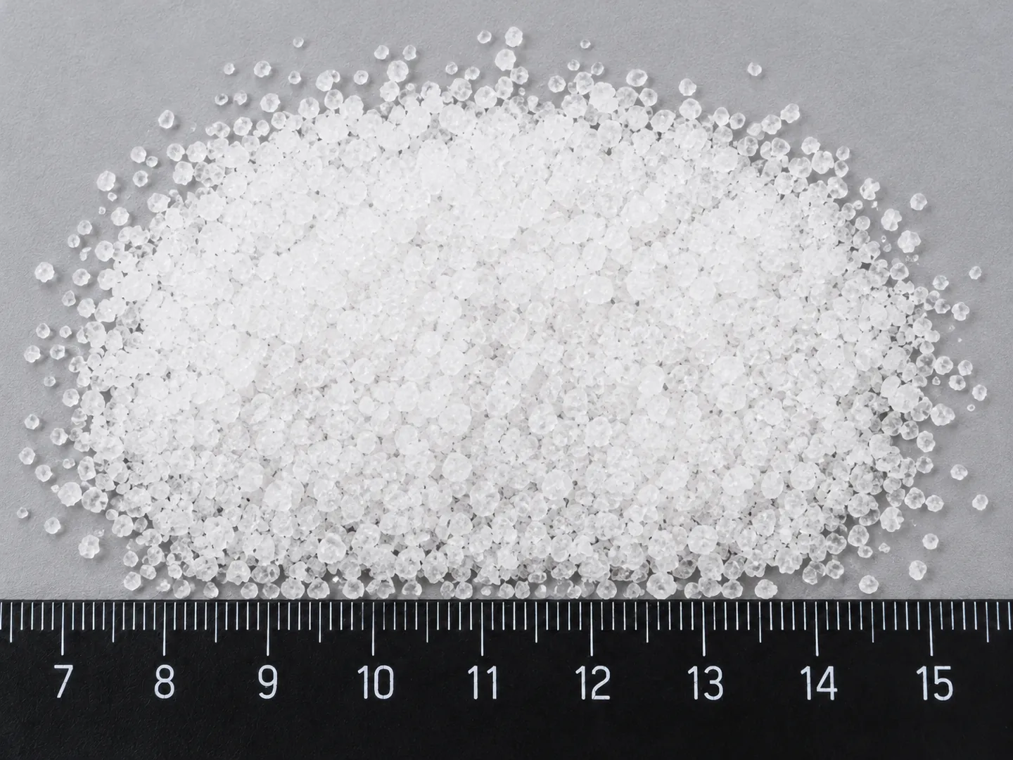 Кристаллы морской соли Extra-Refined Fine рядом с линейкой, фракция 0,2–1,1 мм